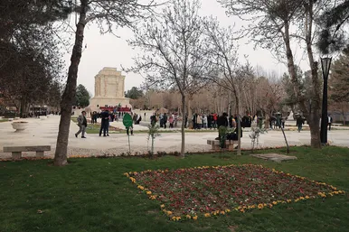 حضور مسافران نوروزی در آرامگاه فردوسی