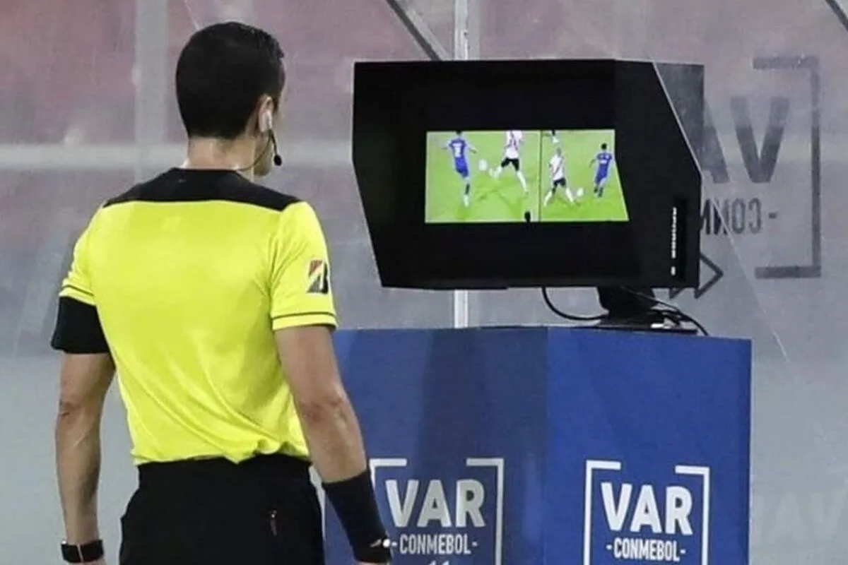 VAR در ایران می‌ماند؟