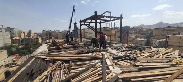 برش اسکلت طبقه ششم یک ساختمان در مشهد با دستور قضایی (۱۰ اردیبهشت ۱۴۰۴)