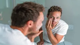 لمس صورت باعث بروز آکنه می&zwnj;شود؟ | مقصران واقعی جوش&zwnj;های پوست