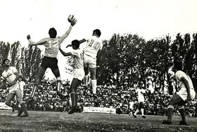 قاب خاطره | نمایی از بازی دوستانه تیم&zwnj;های &laquo;منتخب مشهد&raquo; و تیمی از تهران در اواسط دهه ۴۰