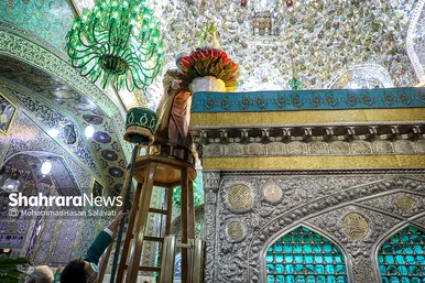 آیین تعویض گل‌های ضریح مطهر رضوی