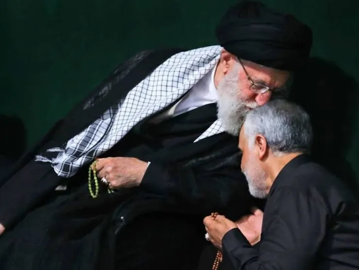 امضای رهبر انقلاب نقش بسته بر کفن شهید حاج قاسم سلیمانی + عکس