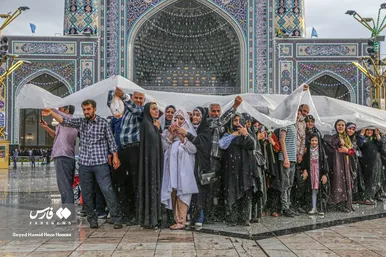 دعا و نیایش زائران زیر باران شدید در حرم امام رضا(ع)
