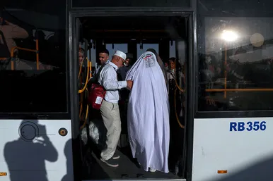 بازگشت اولین کاروان حجاج خراسانی