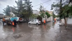 ویدئو| تیم&zwnj;های عملیات امداد و نجات آتش نشانی و خدمات شهری مشهد در حال رفع آبگرفتگی
