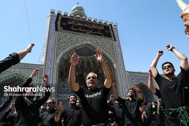 عکس| عزاداری زائران حرم مطهر رضوی در ظهر عاشورا