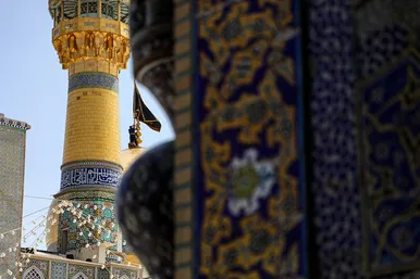 تعویض پرچم گنبد مطهر رضوی به احترام شهادت رئیس جمهور و هیات همراه