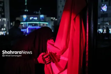 گزارش تصویری | اهتزاز پرچم سرخ «یا لثارات الحسین (ع)» در مسیر تشییع پیکر قائد شهید امت در مشهد