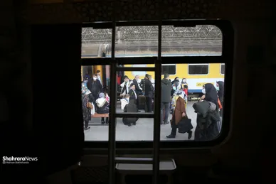 ورود مسافران نوروزی به مشهد از راه آهن