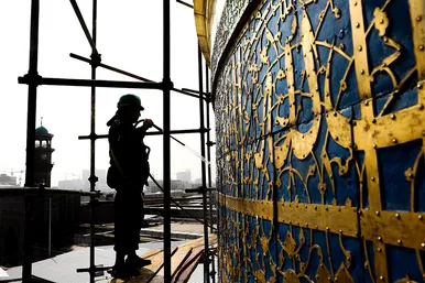 شست و شوی گنبد منور رضوی در آستانه سال نو و ماه مبارک رمضان