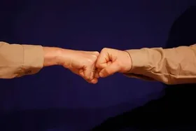 دست دادن با مشت و آرنج باعث شیوع کرونا می&zwnj;شود؟