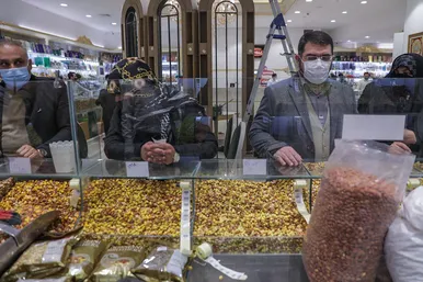 بازار مشهد در آستانه شب یلدا