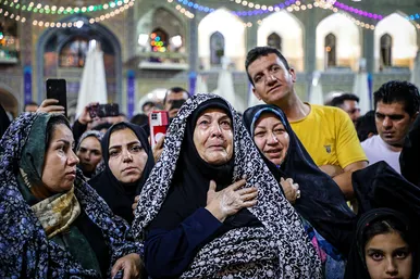 چراغانی و گل آرایی حرم مطهر رضوی به مناسبت میلاد امام رضا (ع)