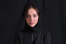 المیرا دهقانی در کنار فرهاد آئیش روی صحنه می&zwnj;رود