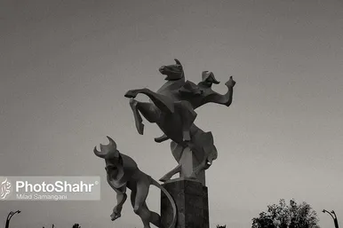 تندیس های افسانه ای شاهنامه در جلوخان آرامگاه فردوسی