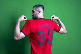 پول آمد، آقاسی استقلالی شد