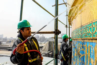 شست و شوی گنبد منور رضوی در آستانه سال نو و ماه مبارک رمضان