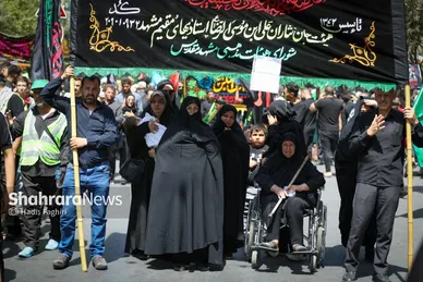 سوگواری دسته های عزاداری در خیابان های منتهی به حرم مطهر رضوی در دهه آخر صفر