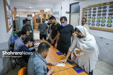عکس‌هایی از دور دوم انتخابات ریاست جمهوری در مشهد (۵)