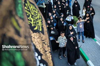 تشرف زائران و مجاوران رضوی به حرم امام رئوف در روز زیارتی آن حضرت