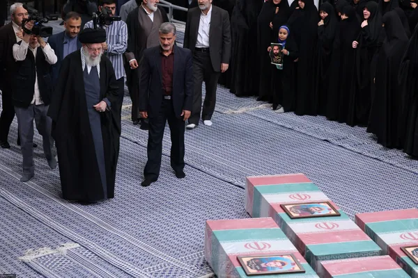 اقامه نماز رهبر معظم انقلاب بر پیکر شهدای حمله تروریستی به سفارت ایران در دمشق + فیلم و تصاویر