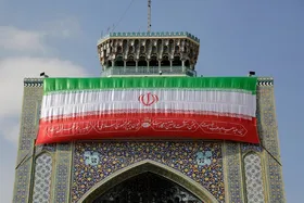 ویدئو | نصب پرچم ایران بر ایوان نقاره&zwnj;خانه حرم مطهر رضوی به مناسبت دهه فجر انقلاب اسلامی