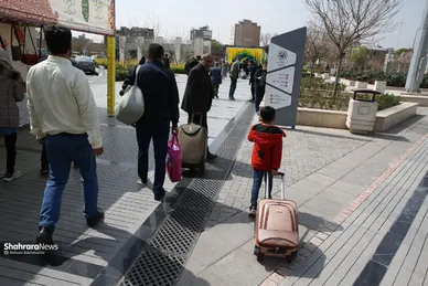 ورود مسافران نوروزی به مشهد از راه آهن