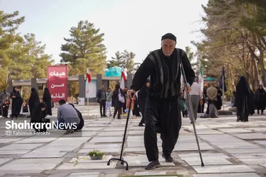 گزارش تصویری | آیین سنتی «چراغ برات» در بهشت‌رضا(ع) مشهد (بهمن ۱۴۰۴)