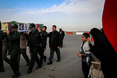 استقبال از پیکر مطهر ۱۲ شهید گمنام دفاع مقدس در فرودگاه هاشمی نژاد مشهد