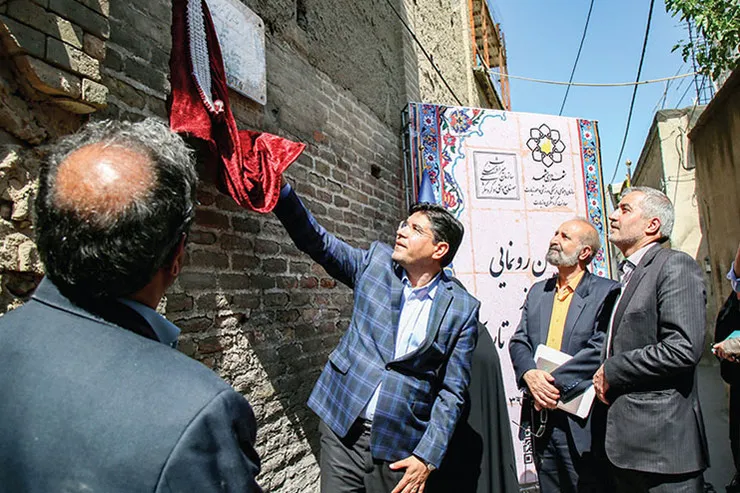 نصب پلاک بر سردر خانه تاریخی اکبرزاده