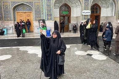بارش اولین برف پاییزی در حرم مطهر رضوی 