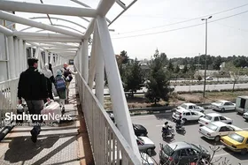 حرکت خطرناک یک شهروند و تاب خوردن با جرثقیل در روز سیزده&zwnj;بدر