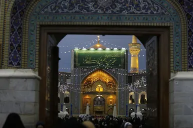 نصب کتیبه های ولادت امیرالمومنین علیه السلام در حرم مطهر رضوی+تصاویر