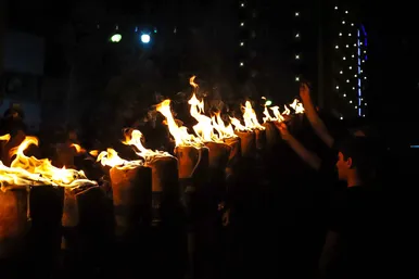 آئین سنتی مشعل گردانی نجفی‌ها در شب تاسوعا