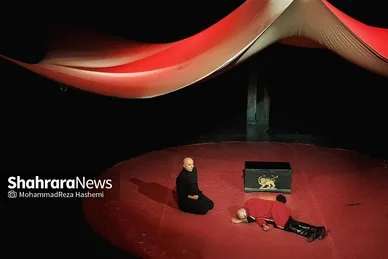 عکس‌هایی از نمایش «آداب شکار روباه»؛ از سایه شاه تا سایه قتل در مشهد