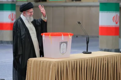 مرحله دوم رأی‌گیری انتخابات چهاردهمین دوره ریاست‌جمهوری با حضور رهبر معظم انقلاب اسلامی