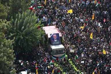 عکس‌هایی از اقامه نماز رهبر انقلاب بر پیکر مجاهد بزرگ شهید اسماعیل هنیه