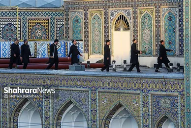 عکس‌هایی از مراسم تعویض پرچم گنبد حرم امام رضا (ع) (۱۷ شهریور ۱۴۰۳)
