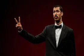 بهرام افشاری با جوجه تیغی روی صحنه تئاتر مشهد