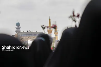 گزارش تصویری | آیین گلباران حرم امام‌رضا(ع) در نخستین روز دهه کرامت ۱۴۰۴