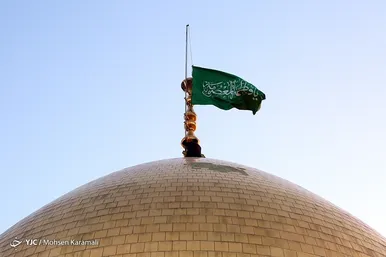 آیین تعویض پرچم گنبد حرم حضرت معصومه(س)