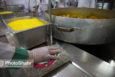 آماده سازی غذای متبرک مهمانسرای حضرت رضا (ع)
