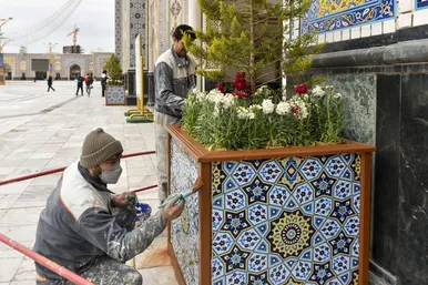 گل‌آرایی حرم مطهر رضوی در آستانه عید نوروز