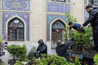 عکس‌هایی از ورود کاروان گل‌های اهدایی به حرم مطهر رضوی