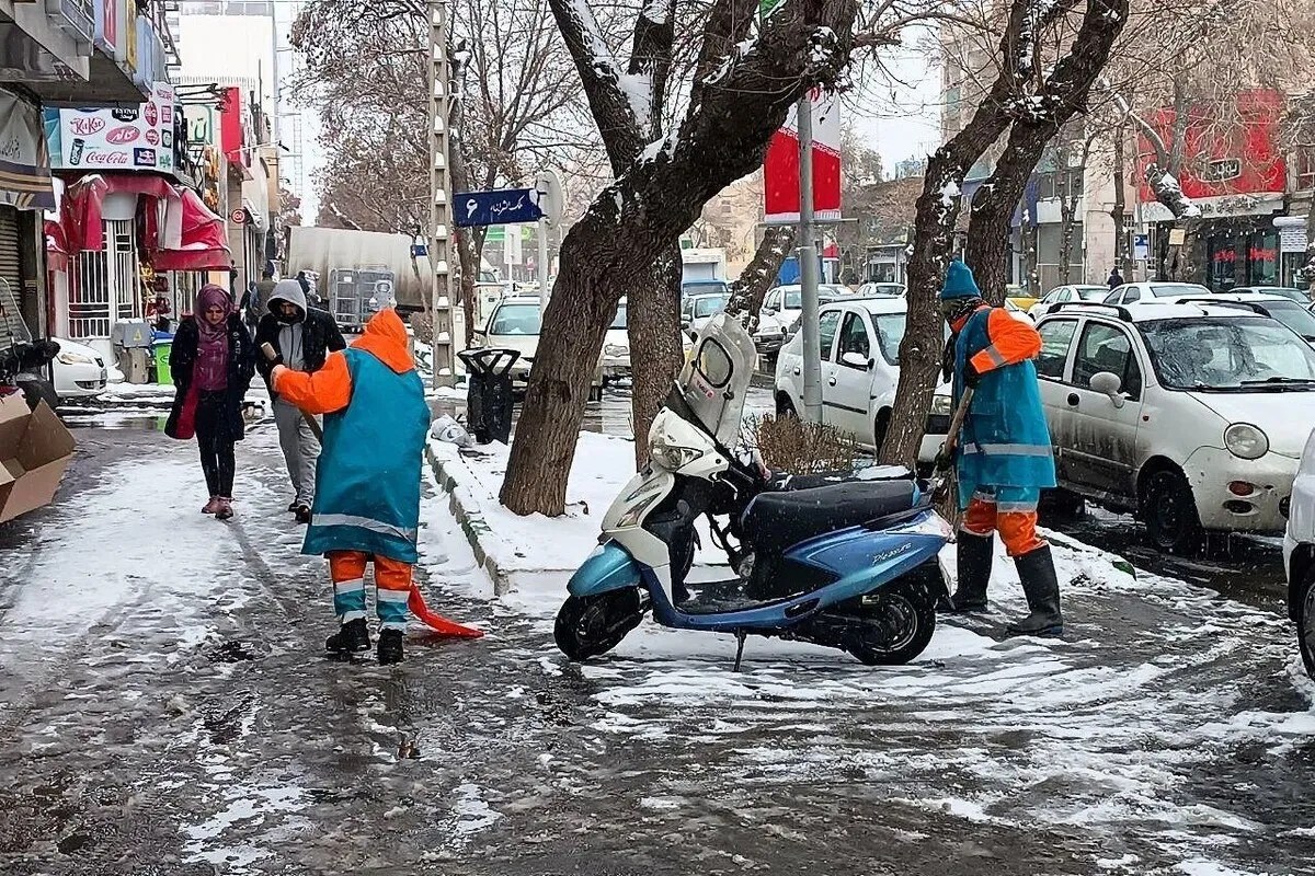 دست‌مریزاد و خداقوت به پاکبانان شهر مشهد | تلاش‌های بی‌وقفه در دمای زیر صفر درجه همچنان ادامه دارد + تصاویر