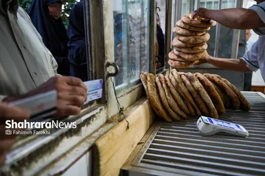 نانوا در حال تحویل دادن نان‌ها به افراد نیازمند است
