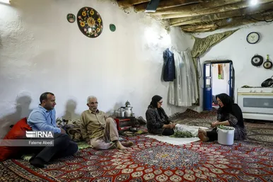 معلم و بچه‌های روستای بیاتان سوخته