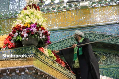 تعویض پرچم گنبد و پوش ضریح امام رضا(ع)