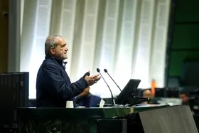 پزشکیان در صحن علنی مجلس از بودجه دولت دفاع کرد |  مهار تورم، شفافیت و عدالت اولویت های بودجه (۷ دی ۱۴۰۴)